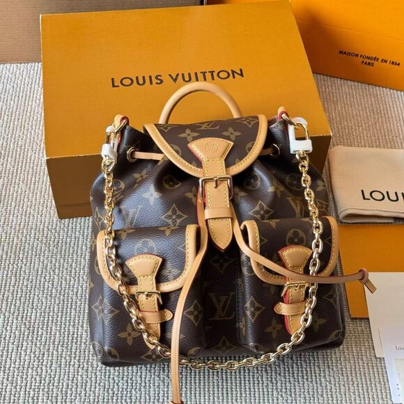 Louis Vuitton Handbags - Classic Louis Vuitton Bag: A Stylish and Versatile Choice for Elegance